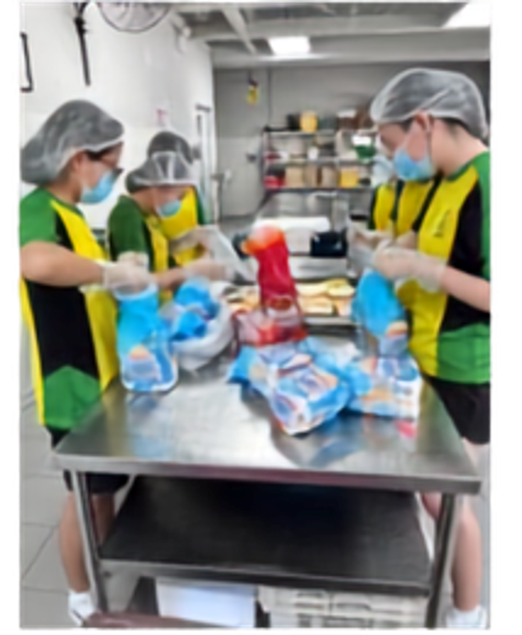 Our students collaborated with Willing Hearts to actively participate in food preparation by cutting vegetables, opening cans, packing meals, and washing utensils, contributing to the meaningful work of supporting those in need.